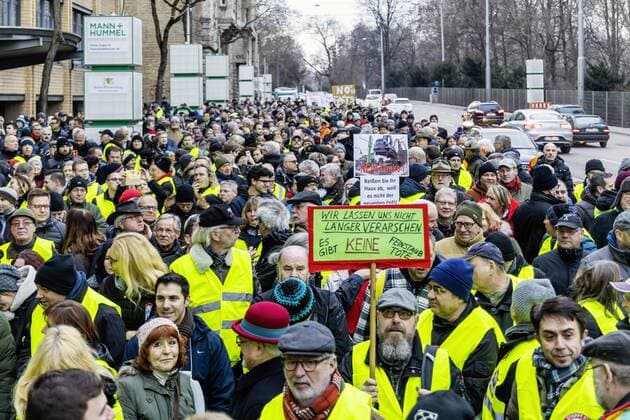News Themen der Woche KW03 News Bilder des Tages DEU, Deutschland, Stuttgart, 19.01.2019 - Autofahrer gehen auf die Straße. An der Meßstelle Neckartor demonstrieren sie gegen das flächendeckende Fahrverbot für ältere Diesel Fahrzeuge in Stuttgart. Die Demonstration kam auf private Initiative überparteilich zustande und soll künftig an jedem Samstag wiederholt werden. Die zweite Auflage dieser Demo zählte rund 1000 Teilnehmer. *** DEU Deutschland Stuttgart 19 01 2019 Drivers take to the streets At the Neckartor measuring point, they demonstrate against the comprehensive ban on driving older diesel vehicles in Stuttgart The demonstration took place non-partisan on a private initiative and is to be repeated every Saturday in future The second edition of this demonstration counted around 1000 participants