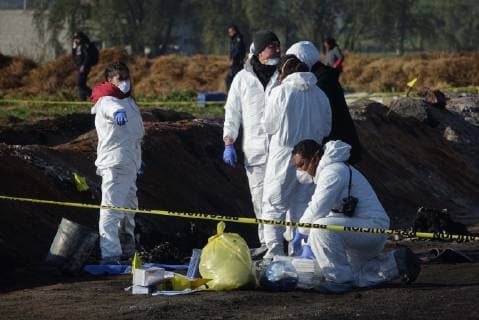 (190119) -- TLAHUELILPAN (MEXICO), Jan. 19, 2019 -- Forensic personnel work at the site of a pipeline explosion in the municipality of Tlahuelilpan, Hidalgo state, Mexico, on Jan. 19, 2019. The death toll from the pipeline explosion here has risen to 66, governor of the state of Hidalgo said on Saturday. ) MEXICO-HIDALGO-PIPELINE-EXPLOSION CarolinaxEndara 