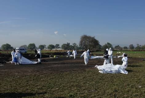 (190119) -- TLAHUELILPAN (MEXICO), Jan. 19, 2019 -- Forensic personnel work at the site of a pipeline explosion in the municipality of Tlahuelilpan, Hidalgo state, Mexico, on Jan. 19, 2019. The death toll from the pipeline explosion here has risen to 66, governor of the state of Hidalgo said on Saturday. ) MEXICO-HIDALGO-PIPELINE-EXPLOSION CarolinaxEndara 