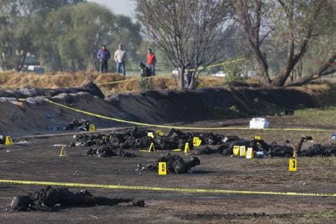 News Bilder des Tages January 19, 2019 - Tlahuelipan, Hidalgo, MEXICO - Saturday, January 19, 2019. Experts from the General Prosecutor Office of Mexico are working on the recovery and identification of bodies in the area where yesterday a Pemex pipeline exploded by a clandestine taking of the gasoline by of huachicoleros that went out of control and left 67 dead, so far, in the San Primitivo community, municipality of Tlahuelilpan, Hidalgo. ANTONIO NAVA PI Tlahuelipan MEXICO - ZUMAp124 20190119_zaa_p124_030 Copyright: xAntonioxNavax