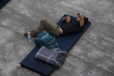 A man rests at the frontier between Guatemala and Mexico in Tecun Uman, Guatemala, 20 January 2019. A total of 2,000 migrants have illegally entered Mexico to continue their journey through thesoutheastern part of the country on foot or by other vehicles, while almost 3,000 wait at the border for a humanitarian visa from the Government of Mexico. Migrant caravan in frontier with MExico !ACHTUNG: NUR REDAKTIONELLE NUTZUNG!  Copyright: xRodrigoxPardox AME9998 20190120-636836067050667759