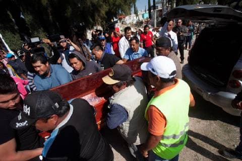 Mexiko, Beerdigung der Opfer nach Explosion einer Pipeline in Tlahuelipan Tlahuililpan s neighbors participate in the funeral celebrations of some of the mortal victims of the explosion of a Pemex pipeline, in Mexico, 20 January 2019. Almost 48 hours after the event the Mexican authorities have not defined the cause of the explosion of a clandestine output in a Pemex pipeline, which caused 79 dead and 66 wounded. Tragedy after explosion in Mexico leaves 79 dead without defined cause !ACHTUNG: NUR REDAKTIONELLE NUTZUNG!  Copyright: xMLAx AME228 20190121-636836287048973030