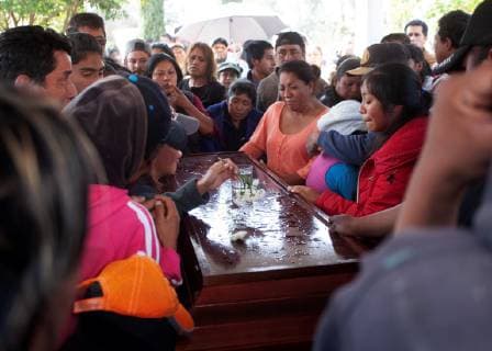 Mexiko, Beerdigung der Opfer nach Explosion einer Pipeline in Tlahuelipan Tlahuililpan s neighbors participate in the funeral celebrations of some of the mortal victims of the explosion of a Pemex pipeline, in Mexico, 20 January 2019. Almost 48 hours after the event the Mexican authorities have not defined the cause of the explosion of a clandestine output in a Pemex pipeline, which caused 79 dead and 66 wounded. Tragedy after explosion in Mexico leaves 79 dead without defined cause !ACHTUNG: NUR REDAKTIONELLE NUTZUNG!  Copyright: xMLAx AME231 20190121-636836287063348088