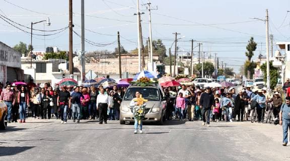 Mexiko, Beerdigung der Opfer nach Explosion einer Pipeline in Tlahuelipan January 20, 2019 - EUM20190120NAC19.JPG.TLAHUELILPAN, Hgo.- ExplosionExplosion-Hidalgo.- 20 de enero 2019.- Este domingo se llevo a cabo una misa de cuerpo presente en la parroquia de San Francisco de Asis, de este municipio, de tres hombres, quienes perdieron la vida en la explosion del ducto de Pemex en San Primitivo, el pasado viernes. Familiares y amigos acudieron a darle el ultimo adios. La homilia fue oficiada por el obispo Juan Pedro Menendez, posteriormente uno de los restos fueron sepultados en el panteon municipal. Foto: Agencia EL UNIVERSALValente RosasRCC.  - ZUMAu78_ 20190120_zaf_u78_050 Copyright: xElxUniversalx