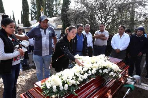 Mexiko, Beerdigung der Opfer nach Explosion einer Pipeline in Tlahuelipan January 20, 2019 - EUM20190120NAC22.JPG.TLAHUELILPAN, Hgo.- ExplosionExplosion-Hidalgo.- 20 de enero 2019.- Este domingo se llevo a cabo una misa de cuerpo presente en la parroquia de San Francisco de Asis, de este municipio, de tres hombres, quienes perdieron la vida en la explosion del ducto de Pemex en San Primitivo, el pasado viernes. Familiares y amigos acudieron a darle el ultimo adios. La homilia fue oficiada por el obispo Juan Pedro Menendez, posteriormente uno de los restos fueron sepultados en el panteon municipal. Foto: Agencia EL UNIVERSALValente RosasRCC.  - ZUMAu78_ 20190120_zaf_u78_052 Copyright: xElxUniversalx