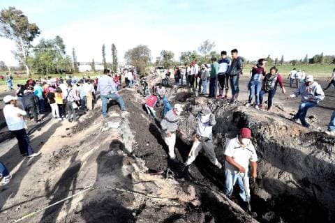 Mexiko, Untersuchungen nach Explosion einer Pipeline in Tlahuelipan January 20, 2019 - EUM20190120NAC24.JPG.TLAHUELILPAN, Hgo.- ExplosionExplosion-Hidalgo.- 20 de enero 2019.- Tras el retiro de los militares la gente comenzo a invadir la zona acordonada en donde ocurrio la explosion de un ducto de Pemex para realizar excavaciones en busqueda de restos humanos, a pesar de las advertencias de las autoridades. Foto: Agencia EL UNIVERSALValente RosasRCC.  - ZUMAu78_ 20190120_zaf_u78_071 Copyright: xElxUniversalx