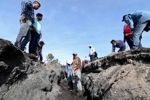 Mexiko, Untersuchungen nach Explosion einer Pipeline in Tlahuelipan January 20, 2019 - EUM20190120NAC28.JPG.TLAHUELILPAN, Hgo.- ExplosionExplosion-Hidalgo.- 20 de enero 2019.- Tras el retiro de los militares la gente comenzo a invadir la zona acordonada en donde ocurrio la explosion de un ducto de Pemex para realizar excavaciones en busqueda de restos humanos, a pesar de las advertencias de las autoridades. Foto: Agencia EL UNIVERSALValente RosasRCC.  - ZUMAu78_ 20190120_zaf_u78_074 Copyright: xElxUniversalx