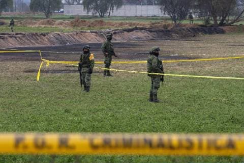 Mexiko, Untersuchungen nach Explosion einer Pipeline in Tlahuelipan January 20, 2019 - Tlahuelipan, Hidalgo, MEXICO - Sunday, January 20, 2019. Local citizens and experts from the General Prosecutor Office of Mexico are exhaustively working on the recovery and identification of bodies in the area where a Pemex pipeline exploded and went out of control leaving more than 80 dead, in the San Primitivo community, municipality of Tlahuelilpan, Hidalgo. Tlahuelipan MEXICO - ZUMAp124 20190120_zaa_p124_026 Copyright: xAntonioxNavax
