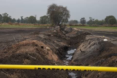 Mexiko, Untersuchungen nach Explosion einer Pipeline in Tlahuelipan January 20, 2019 - Tlahuelipan, Hidalgo, MEXICO - Sunday, January 20, 2019. Local citizens and experts from the General Prosecutor Office of Mexico are exhaustively working on the recovery and identification of bodies in the area where a Pemex pipeline exploded and went out of control leaving more than 80 dead, in the San Primitivo community, municipality of Tlahuelilpan, Hidalgo. Tlahuelipan MEXICO - ZUMAp124 20190120_zaa_p124_012 Copyright: xAntonioxNavax
