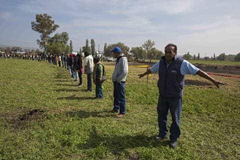 Mexiko, Untersuchungen nach Explosion einer Pipeline in Tlahuelipan January 20, 2019 - Tlahuelipan, Hidalgo, MEXICO - Sunday, January 20, 2019. Local citizens and experts from the General Prosecutor Office of Mexico are exhaustively working on the recovery and identification of bodies in the area where a Pemex pipeline exploded and went out of control leaving more than 80 dead, in the San Primitivo community, municipality of Tlahuelilpan, Hidalgo. Tlahuelipan MEXICO - ZUMAp124 20190120_zaa_p124_022 Copyright: xAntonioxNavax
