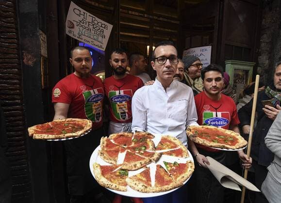 News Bilder des Tages Neapel, Pizzeria Sorbillo öffnet nach Bombenexplosion wieder Gino Sorbillo outside the historic pizzeria in the center of Naples for the reopening of the room after being intimidated by a paper bomb causing damage to his room, gives pizzas to passers-by and tourists approaching. 1 21 2019, Naples, Italy  Copyright: xSalvatorexLaportax xIPAx xKontrolabx 0