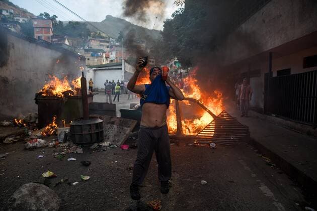 News Themen der Woche KW04 News Bilder des Tages People demonstrate in the vicinity of a Bolivarian National Guard command, in Caracas, Venezuela, 21 January 2019. Dozens of policemen cordoned off the Caracas neighborhood of Cotiza before a uprising of members of the Bolivarian National Guard (GNB, militarized police) against the Government of Nicolas Maduro. The Bolivarian National Armed Forces informed that the military who had rebelled have already been captured. Venezuelan Armed Force says that insurgent group was captured !ACHTUNG: NUR REDAKTIONELLE NUTZUNG!  Copyright: xMIGUELxGUTIERREZx AME441 20190121-636836822311515411