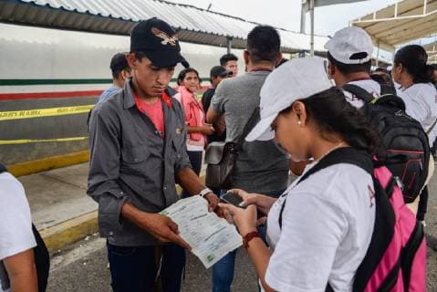 News Bilder des Tages Honduran migrants who have decided to accept the humanitarian card, wait on the bridge that crosses the river Suchiate to enter Mexican territory through the city of Hidalgo, on 21 January 2019, where they will be allowed to look for work or go to the border with the United States to try to cross. Around 400 Hondurans started another caravan today with the idea of crossing Guatemala and arriving in the United States, a week after another group of more than 2,000 nationals left the country and many of them are waiting to enter Mexico. Honduran migrant continue the registration to cross legally to Mexico !ACHTUNG: NUR REDAKTIONELLE NUTZUNG!  Copyright: xLuisxVillalobosx AME483 20190121-636836878171178930