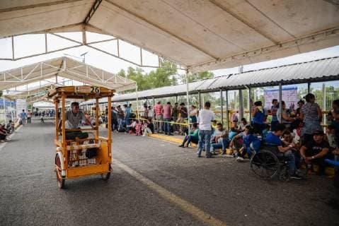 Honduran migrants who have decided to accept the humanitarian card, wait on the bridge that crosses the river Suchiate to enter Mexican territory through the city of Hidalgo, on 21 January 2019, where they will be allowed to look for work or go to the border with the United States to try to cross. Around 400 Hondurans started another caravan today with the idea of crossing Guatemala and arriving in the United States, a week after another group of more than 2,000 nationals left the country and many of them are waiting to enter Mexico. Honduran migrant continue the registration to cross legally to Mexico !ACHTUNG: NUR REDAKTIONELLE NUTZUNG!  Copyright: xLuisxVillalobosx AME484 20190121-636836878792601721