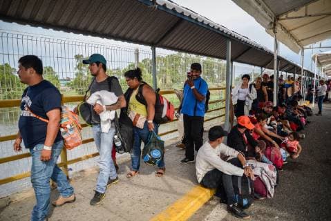 Honduran migrants who have decided to accept the humanitarian card, wait on the bridge that crosses the river Suchiate to enter Mexican territory through the city of Hidalgo, on 21 January 2019, where they will be allowed to look for work or go to the border with the United States to try to cross. Around 400 Hondurans started another caravan today with the idea of crossing Guatemala and arriving in the United States, a week after another group of more than 2,000 nationals left the country and many of them are waiting to enter Mexico. Honduran migrant continue the registration to cross legally to Mexico !ACHTUNG: NUR REDAKTIONELLE NUTZUNG!  Copyright: xLuisxVillalobosx AME486 20190121-636836878807133163