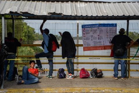 Honduran migrants who have decided to accept the humanitarian card, wait on the bridge that crosses the river Suchiate to enter Mexican territory through the city of Hidalgo, on 21 January 2019, where they will be allowed to look for work or go to the border with the United States to try to cross. Around 400 Hondurans started another caravan today with the idea of crossing Guatemala and arriving in the United States, a week after another group of more than 2,000 nationals left the country and many of them are waiting to enter Mexico. Honduran migrant continue the registration to cross legally to Mexico !ACHTUNG: NUR REDAKTIONELLE NUTZUNG!  Copyright: xLuisxVillalobosx AME488 20190121-636836878821664596