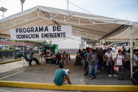 Honduran migrants who have decided to accept the humanitarian card, wait on the bridge that crosses the river Suchiate to enter Mexican territory through the city of Hidalgo, on 21 January 2019, where they will be allowed to look for work or go to the border with the United States to try to cross. Around 400 Hondurans started another caravan today with the idea of crossing Guatemala and arriving in the United States, a week after another group of more than 2,000 nationals left the country and many of them are waiting to enter Mexico. Honduran migrant continue the registration to cross legally to Mexico !ACHTUNG: NUR REDAKTIONELLE NUTZUNG!  Copyright: xLuisxVillalobosx AME490 20190121-636836878850572457