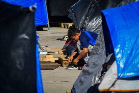 Central Americans migrants await at El Barretal shelter, in Tijuana, Mexico 21 January 2019. A small number of migrants still remain on the border between Mexico and the United States waiting for another caravan coming from Honduras, as many are gradually returning to their country and some have joined the job offer in Mexico. Others, in an officially unquantified number, have illegally entered US territory, according to statements made by those who remain in the shelter. Caravan of migrants who remain in Tijuana is diluting !ACHTUNG: NUR REDAKTIONELLE NUTZUNG!  Copyright: xJoebethxTerriquezx AME498 20190121-636836903968581081