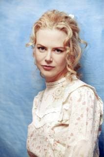OSCARS. Beste Hauptdarstellerin. Preisträgerinnen 2001-2010 September 7, 2003 - Hollywood, California, U.S. - NICOLE KIDMAN promotes The Human Stain at Toronto Film Festival. Nicole Mary Kidman, AC (born 20 June 1967 Honolulu, Hawaii, U.S.) is an Australian actress and film producer. Kidman s breakthrough roles were in the 1989 feature film thriller Dead Calm and television thriller miniseries Bangkok Hilton. Appearing in several films in the early 1990s, she came to worldwide recognition for her performances in the stock-car racing film Days of Thunder (1990), the romance-drama Far and Away (1992), and the hero film Batman Forever (1995). Other successful films followed in the late 1990s. Her performance in the musical Moulin Rouge! (2001) earned her a second Golden Globe Award for Best Actress Motion Picture Comedy or Musical and her first nomination for the Academy Award for Best Actress. Kid - ZUMAg203 20030907_zap_g203_016 Copyright: xArmandoxGallox