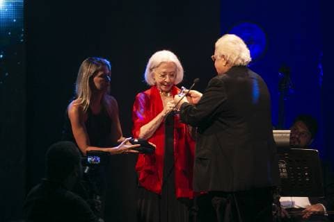 Premio Cesgranrio de Teatro Verleihung in Rio de Janeiro RIO DE JANEIRO, RJ - 21.01.2019: PRÊMIO CESGRANRIO DE TEATRO 2019 - Fernanda Montenegro is honored and receives the Medal of Honor from the President of the Foundation, Carlos Alberto Serpa, during the CESGRANRIO 2019 Theater Prize, held this Monday (21) at the Copacabana Palace in Rio de Janeiro, RJ. x1668384x  AndréxHorta