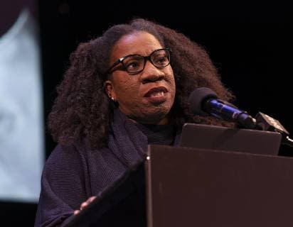 Berühmte Feministinnen, Tarana Burke 33rd Brooklyn tribute to Dr. Martin Luther King Me Too founder Tarana Burke speaks during 33rd Brooklyn Tribute to Dr. Martin Luther King at BAM Howard Gilman Opera House New York New York United States BAM Howard Gilman Opera House  LevxRadin