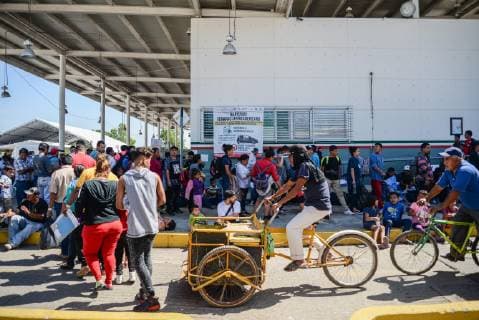 Hondurans wait for the final document that will allow them to look for jobs or go to the US border to request entry after doing the procedures to receive the visitor for humanitarian reasons status, in Ciudad Hidalgo, Mexico, 22 January 2019. Over 6,700 people remain at the border between Mexico and Guatemala. Over six thousand people request visitor for humanitarian reasons status in Mexico !ACHTUNG: NUR REDAKTIONELLE NUTZUNG!  Copyright: xLuisxVillalobosx AME946 20190122-636837883545208545