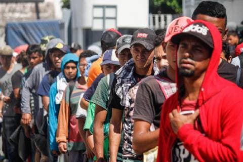 News Bilder des Tages Hondurans wait for the final document that will allow them to look for jobs or go to the US border to request entry after doing the procedures to receive the visitor for humanitarian reasons status, in Ciudad Hidalgo, Mexico, 22 January 2019. Over 6,700 people remain at the border between Mexico and Guatemala. Over six thousand people request visitor for humanitarian reasons status in Mexico !ACHTUNG: NUR REDAKTIONELLE NUTZUNG!  Copyright: xLuisxVillalobosx AME954 20190122-636837889118039893
