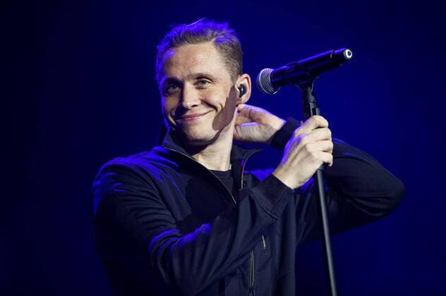 Entertainment Themen der Woche KW04 Entertainment Bilder des Tages Matthias Schweighöfer live bei einem Konzert seiner lachen, weinen, tanzen -Tour 2019 in der Messehalle. Das Konzert musste wegen eines eingeklemmten Halswirbels vorzeitig abgebrochen werden. Schweighöfer wurde ins Krankenhaus gebacht. Erfurt, 22.01.2019 *** Matthias Schweighöfer live at a concert of his lachen weinen tanzen Tour 2019 in the Messehalle The concert had to be stopped prematurely due to a trapped cervical vertebra Schweighöfer was taken to hospital Erfurt 22 01 2019 Foto:xM.xKremerx xFuturexImage