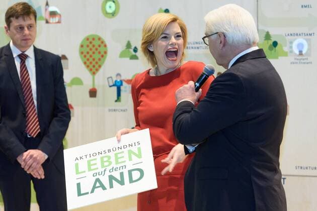 News Themen der Woche KW04 News Bilder des Tages Berlin, Steinmeier auf der Grünen Woche Deutschland, Berlin - 23 01 2019: Bundespräsident Frank Walter Steinmeier und Julia Klöckner (Bundeslandwirtschaftsministerin, CDU) beim Rundgang auf der Internationalen Grünen Woche 2019 im Ausstellungsbereich Lust aufs Land in der Halle 4.2. Im Bild sind der Bundespräsident und Julia Klöckner am Stand des Bundesministerium für Ernährung und Landwirtschaft und dem Aktionsbündnis Leben auf dem Land zu sehen. Berlin Berlin Deutschland *** Berlin Steinmeier at the Green Week Germany Berlin 23 01 2019 Federal President Frank Walter Steinmeier and Julia Klöckner Federal Minister of Agriculture CDU on a tour of the International Green Week 2019 in the exhibition area Lust aufs Land in Hall 4 2 The picture shows the Federal President and Julia Klöckner at the stand of the Federal Ministry of Food a