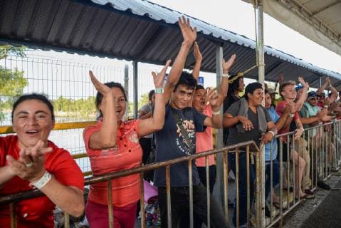 Central American migrants greet the Secretary of the Interior of Mexico, Olga Sanchez Cordero (out of frame), during her visit to the people who have decided to benefit from the humanitarian card, in Ciudad Hidalgo, Mexico, 23 January 2019. More than 10,000 Central American migrants have requested to enter Mexico on a regular basis through a visitor s card for humanitarian reasons and are concentrated on the border with Guatemala, the National Institute of Migration (Inami) reported this Wednesday. Governing secretary visits thousands of people looking to stay in Mexico !ACHTUNG: NUR REDAKTIONELLE NUTZUNG!  Copyright: xLuisxVillalobosx AME2071 20190124-636838989952379102