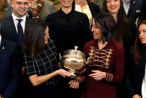 Entertainment Bilder des Tages Letizia Queen of Spain (L) grants audience to La Calzada Mavi Nevas Tecnologias handball club at Zarzuela Palace in Madrid, Spain, 24 January 2019, winners of the 39th edition of the Queen Cup. Letizia Ortiz grants audience to Handball club !ACHTUNG: NUR REDAKTIONELLE NUTZUNG!  Copyright: xJ.J.xGuillénx GRAF3949 20190124-636839280503743479
