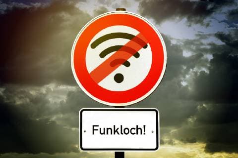 Schild mit durchgestrichenem WLAN-Symbol, Symbolfoto Funkloch *** sign with crossed out WLAN symbol symbol photo radio hole ** NUR FUER REDAKTIONELLE ZWECKE ** EDITORIAL USE ONLY **