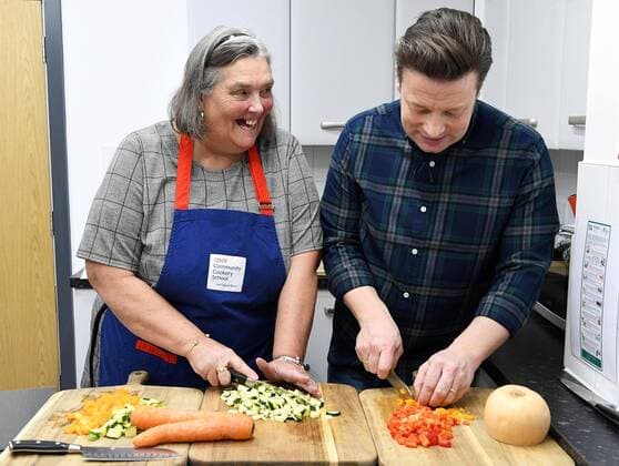 Entertainment Themen der Woche KW04 Entertainment Bilder des Tages . 24 01 2019. London, United Kingdom. Tesco Community Cookery School with Jamie Oliver. Tesco Community Cookery School with Jamie Oliver will train 1,000 community cooks this year to stop good food going to waste. Pictured Jamie Oliver with Doris Hester, cook at Goodinge Community Centre, central London.  xAndrewxParsonsx xi-Imagesx IIM-19184-0005