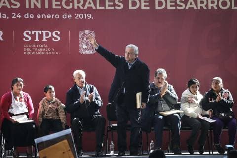 Mexiko, Pressekonferenz von Präsident Obrador January 24, 2019 - EUM20190124NAC05.JPG .HUACHINANGO, Pue. PresidencyPresidencia-AMLO.- 24 de enero de 2019. En su primera gira de trabajo por Puebla, el presidente Andres Manuel Lopez Obrador entrega apoyos de los Programas Integrales para el Desarrollo en municipios donde se presenta el robo de combustible. Lo acompana el gobernador interino Guillermo Pacheco Pulido. Foto: Agencia EL UNIVERSALJuan Carlos ReyesEELG  - ZUMAu78_ 20190124_zaf_u78_008 Copyright: xElxUniversalx