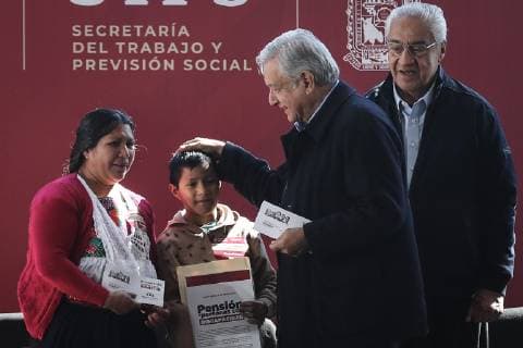 Mexiko, Pressekonferenz von Präsident Obrador January 24, 2019 - EUM20190124NAC06.JPG .HUACHINANGO, Pue. PresidencyPresidencia-AMLO.- 24 de enero de 2019. En su primera gira de trabajo por Puebla, el presidente Andres Manuel Lopez Obrador entrega apoyos de los Programas Integrales para el Desarrollo en municipios donde se presenta el robo de combustible. Lo acompana el gobernador interino Guillermo Pacheco Pulido. Foto: Agencia EL UNIVERSALJuan Carlos ReyesEELG  - ZUMAu78_ 20190124_zaf_u78_009 Copyright: xElxUniversalx