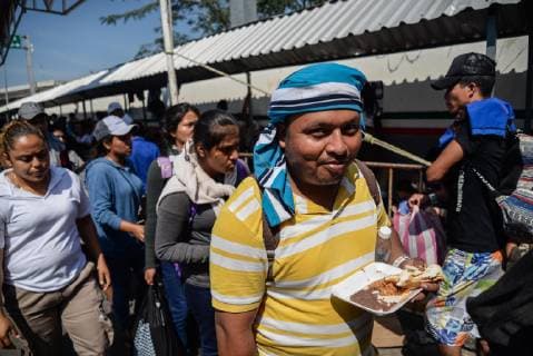 A man holds a plate as he continues with the procedures to obtain a humanitarian card from the National Migrantion Institute that will allow him to stay in the country legally for a year, in Ciudad Hidalgo, Mexico, 24 January 2019. Hondurans seek asylum in Mexico !ACHTUNG: NUR REDAKTIONELLE NUTZUNG!  Copyright: xLuisxVillalobosx AME2490 20190124-636839661600202105
