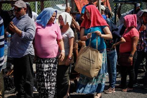 People queue as they continue with the procedures to obtain a humanitarian card from the National Migrantion Institute that will allow him to stay in the country legally for a year, in Ciudad Hidalgo, Mexico, 24 January 2019. Hondurans seek asylum in Mexico !ACHTUNG: NUR REDAKTIONELLE NUTZUNG!  Copyright: xLuisxVillalobosx AME2488 20190124-636839661626608348