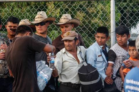Central American migrants line up to obtain the humanitarian card of the National Institute of Migration (INM), in Ciudad Hidalgo, Mexico, 24 January 2019. More than 10,000 Central American migrants have requested to enter Mexico on a regular basis through a visitor s card for humanitarian reasons and are gathered on the border with Guatemala, according to the National Institute of Migration (Inami). More than 10,000 migrants seek legal stay in Mexico !ACHTUNG: NUR REDAKTIONELLE NUTZUNG!  Copyright: xLUISxVILLALOBOSx AME2782 20190125-636839847121420628