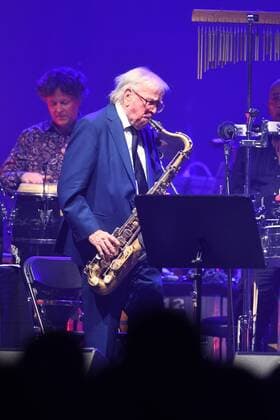 Jazztage mit einem Filmmusik Konzert in der Ballsportarena Klaus Doldingers Passport - mit dabei Tatort Kommissarin Cornelia Groeschel als Sologast singend 10.11.2018 101118 dresden sachsen *** Jazz days with a film music concert in the ball sports arena Klaus Doldingers Passport with Tatort Commissioner Cornelia Groeschel as soloist singing 10 11 2018 101118 dresden sachsen