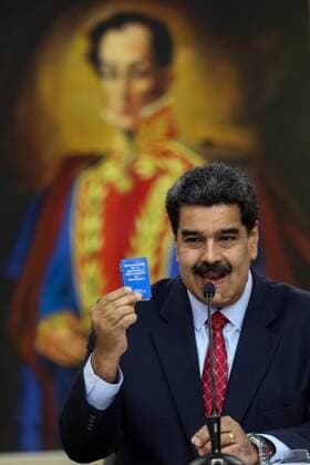 News Themen der Woche KW04 News Bilder des Tages The Venezuelan head of state, Nicolas Maduro, speaks during a press conference from Miraflores Palace, in Caracas, Venezuela, 25 January 2019. Maduro said that the international media that have covered the crisis in the country have invisibilized the Chvista force that has supported him in what he considers a coup d état led by the president of Parliament, Juan Guaido -who has attributed the interim Presidency of the country - and who he said is an agent of the yankees . Press conference of Nicolas Maduro in Caracas !ACHTUNG: NUR REDAKTIONELLE NUTZUNG!  Copyright: xCristianxHernandezx AME2996 20190125-636840409543449663