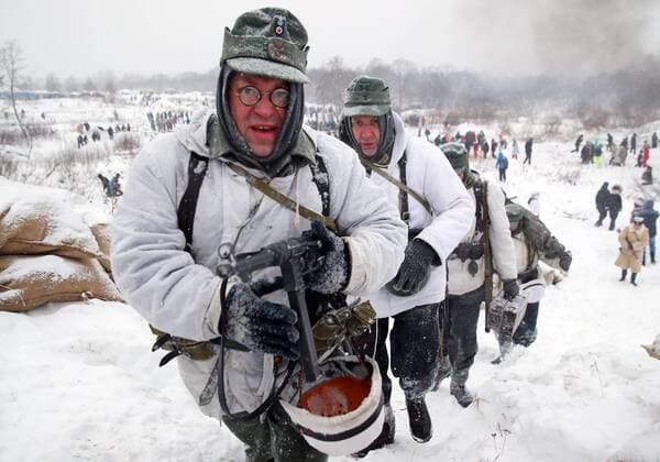 News Themen der Woche KW04 News Bilder des Tages LENINGRAD REGION, RUSSIA - JANUARY 26, 2019: Participants in a historical re-enactment perform for a military festival held at the January Thunder memorial to mark the 75th anniversary of the lifting of the WWII Siege of Leningrad. Peter Kovalev TASS  TS09F142