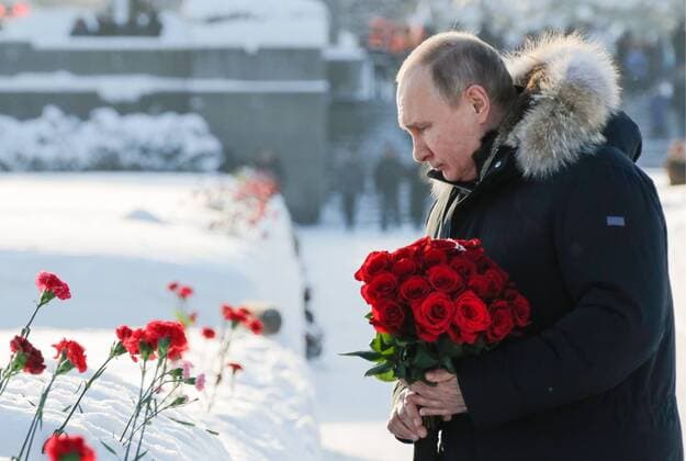 News Themen der Woche KW04 News Bilder des Tages ST PETERSBURG, RUSSIA - JANUARY 27, 2019: Russia s President Vladimir Putin lays flowers at St Petersburg s Piskaryovskoye Memorial Cemetery to mark the 75th anniversary of the lifting of the WWII Siege of Leningrad. Mikhail Metzel TASS  TS09F2DB