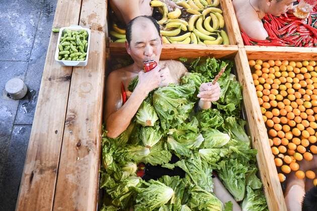 News Themen der Woche KW04 News Bilder des Tages HANGZHOU, CHINA - JANUARY 27: A man born in the Year of the Pig drinks beverage in a hot pot shaped hot spring at a hotel to welcome the Chinese New Yeaar on January 27, 2019 in Hangzhou, Zhejiang Province of China. The hot pot shaped hot spring in Hangzhou has vegetables and fruits, including lettuce, chilis, tomatoes, apples, bananas, mushrooms and corns. The Chinese New Year falls on February 5 this year.  Copyright: xVCGx CFP111188448903