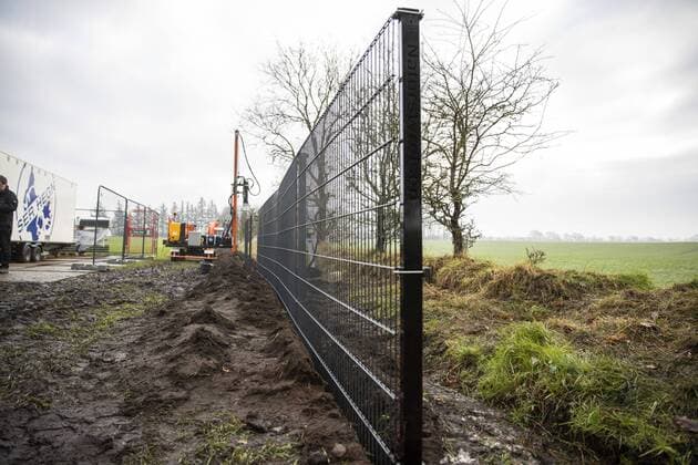 The launch of the wild boar fence along the Danish German border begins at Padborg Monday, January 28, 2019 Here are the first meters set up This is Denmark on the left and Germany about one meter on the right side of the fence Padborg Denmark,  Copyright: FrankxCilius FrankxCiliusx COP111 spdk20190128-113039-L