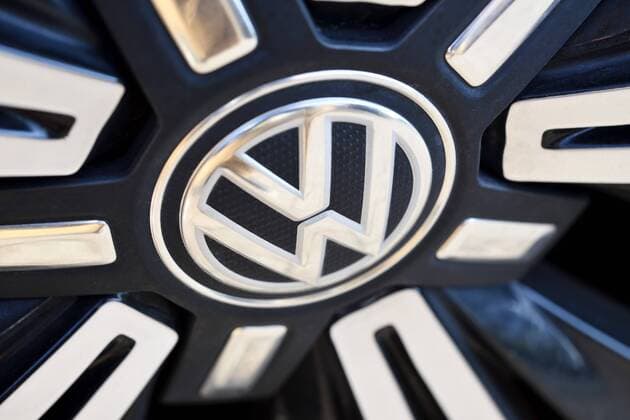 VW sign on a car ** NUR FUER REDAKTIONELLE ZWECKE ** EDITORIAL USE ONLY **