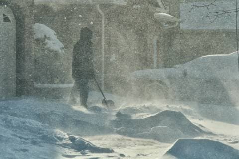 January 27, 2019 - Toronto, ONTARIO, Canada - Homeowner shovels snow from his driveway as strong winds caused blowing snow that wreaked havoc across the Greater Toronto Area on January 27, 2019. Toronto Canada  - ZUMAn230 20190127_zaa_n230_400 Copyright: xCreativexTouchxImagingxLtdx