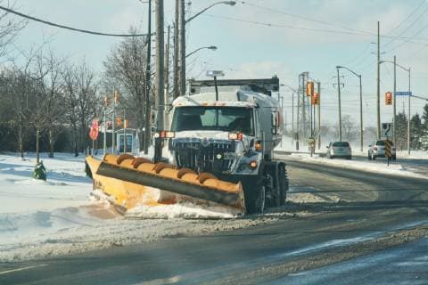 January 27, 2019 - Toronto, ONTARIO, Canada - Snowplow clears snow from a road after strong winds caused blowing snow that wreaked havoc across the Greater Toronto Area on January 27, 2019. Toronto Canada  - ZUMAn230 20190127_zaa_n230_401 Copyright: xCreativexTouchxImagingxLtdx