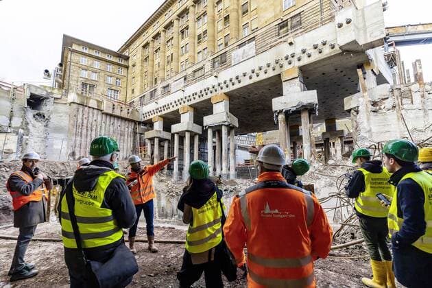 News Themen der Woche KW05 News Bilder des Tages DEU, Deutschland, Stuttgart, 29.01.2019: 15.000 Tonnen Denkmal auf Stelzen. Die alte Bahndirektion (fertiggestellt 1914) schwebt über dem neuen Gleisbett für die Fernzüge am Hauptbahnhof Stuttgart. Die neue Streckenführung macht das spektakuläre Bauverfahren notwendig. Das Denkmal steht im Weg, darf aber nicht abgerissen werden. Mehrkosten: rund 50 Millionen Euro. *** DEU Deutschland Stuttgart 29 01 2019 15 000 tons Memorial on stilts The old railway directorate completed 1914 floats above the new track bed for the long-distance trains at Stuttgart main station The new route makes the spectacular construction process necessary The memorial stands in the way but must not be demolished Additional costs of around 50 million euros
