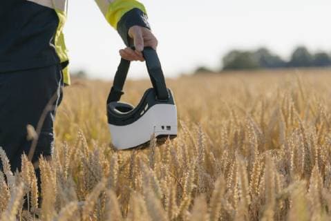 IMAGO Creative: Klimawandel - Zukunft und Innovation Close-up of man in protective workwear and VR glasses in a field model released Symbolfoto  GUSF01310