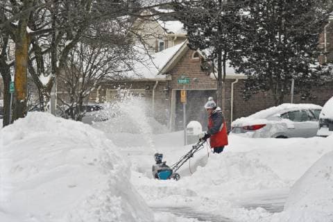 News Bilder des Tages January 29, 2019 - Toronto, Ontario, Canada - Man uses a snow-blower to clear snow from his driveway after a massive snowstorm hit Toronto, Ontario, Canada, on January 28, 2019. The storm dropped between 15-25 centimeters of snow across the Greater Toronto Area and broke the record for snowfall amount set in January 2009, with more than 22cm falling before midnight yesterday. Toronto Canada  - ZUMAn230 20190129_zaa_n230_483 Copyright: xCreativexTouchxImagingxLtdx
